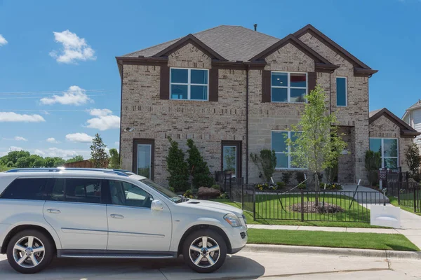 Nueva casa modelo con coches en la calle cerca de Dallas, Texas — Foto de Stock