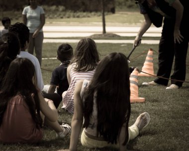Filtreli görüntü yakın çekim arka görüş çok kültürlü çocuklar açık hava oyunu çim çayır