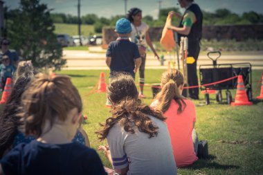 Açık hava oyunu çim çayır üzerinde yakın çekim arka görüş çok kültürlü çocuklar
