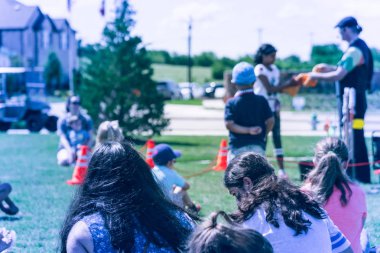 Açık hava oyunu çim çayır üzerinde yakın çekim arka görüş çok kültürlü çocuklar