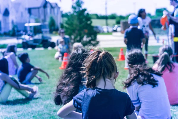 Gros plan arrière enfants multiculturels sur herbe prairie de jeu en plein air — Photo