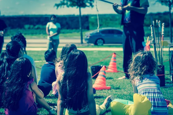 Filtrovaný obrázek blízký pohled na více kulturních dětí na travní louce z venkovní hry — Stock fotografie