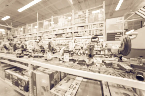 Фильтрованное изображение размытый фон различных электроинструментов в магазине улучшения дома — стоковое фото