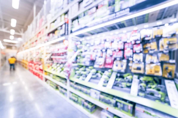 Přefiltrovaný obraz pozadí rozmazané zákazníkem nakupování elektronářadí v obchodě pro zlepšení domácnosti — Stock fotografie