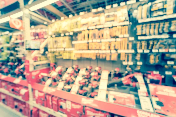 Размытый фон различных электроинструментов в американском магазине по улучшению домашнего хозяйства — стоковое фото