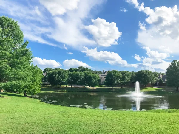 Pond with water fountain in small American neighborhood — Stock Photo, Image