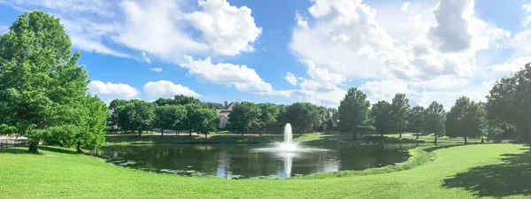 Panoramic view pond with water fountain in small American neighborhood — Stock Photo, Image