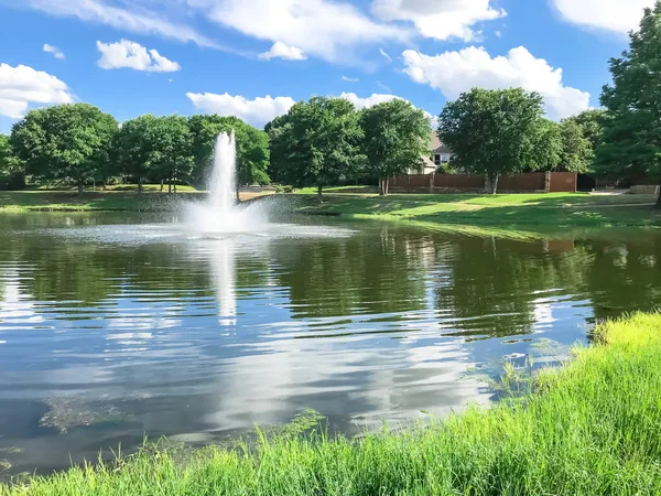 Pond with water fountain in small American neighborhood — Stock Photo, Image