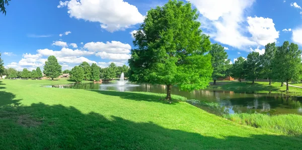 Panoramatický výhled rybník s fontánou v malém americkém sousedství — Stock fotografie