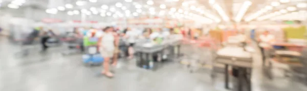 Panorâmica vista embaçada fundo ocupado checkout linha no atacado grande caixa loja na América — Fotografia de Stock