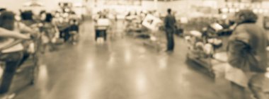 Amerika'da toptan büyük kutu mağazasında panoramik görünüm bulanık arka plan meşgul ödeme hattı