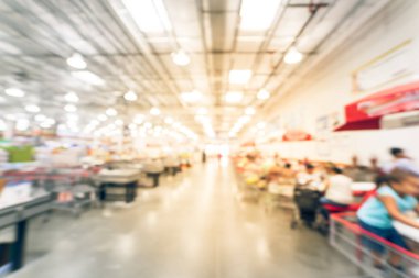 Amerikan toptan mağazasında gıda mahkemesinde bulanık arka plan müşteri yemek