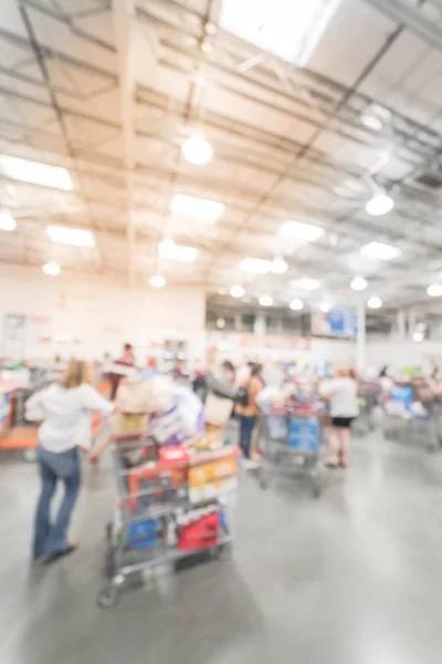 Desfocado fundo ocupado checkout linha no atacado grande-caixa loja na América — Fotografia de Stock