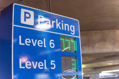 Amerikan havaalanındaki otoparkta her seviye için uygun noktalara sahip akıllı tabela