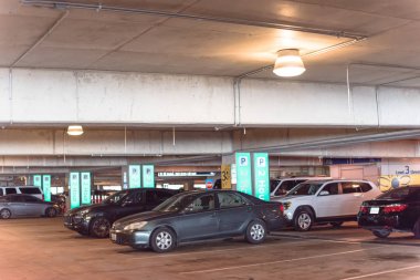 Modern garajda mevcut park yerlerini gösteren tepeüstü yeşil veya led göstergeler