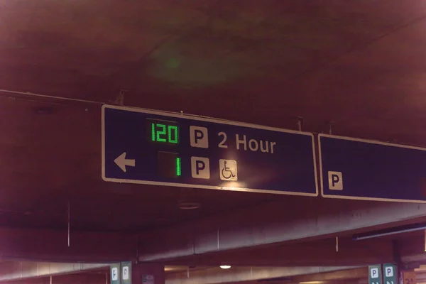 Letrero con indicaciones de tráfico y pantalla led disponible plaza de aparcamiento — Foto de Stock