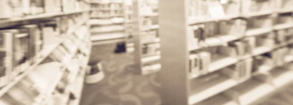 Abd'de halk kütüphanesinde adım dışkı ile kitaplık panoramik görünümü bulanık arka plan koridoru — Stok fotoğraf