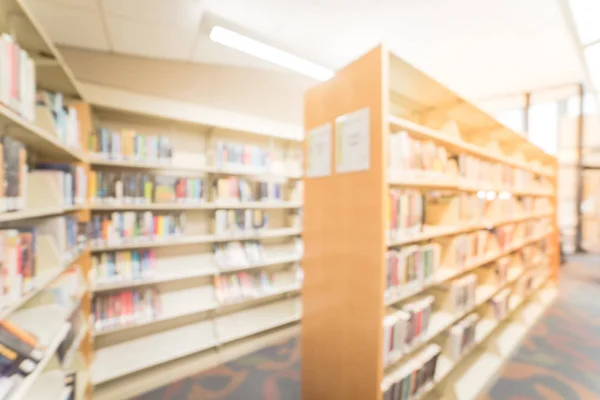 Fondo borroso biblioteca vista amplia estantería en la biblioteca pública estadounidense — Foto de Stock