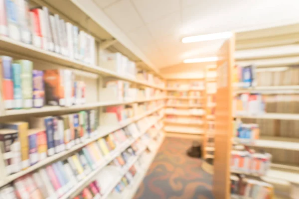 Sfocata navata di fondo della libreria con sgabello a gradini presso la biblioteca pubblica americana — Foto Stock