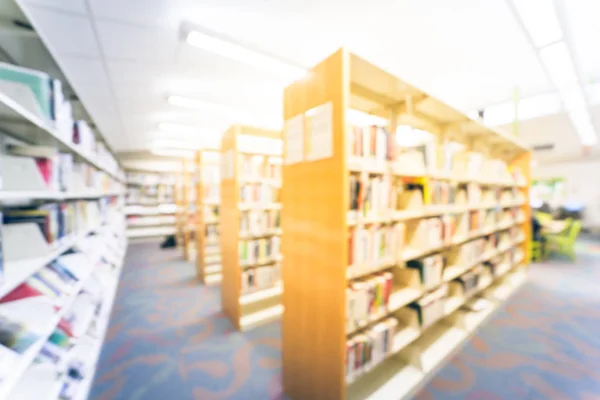 Pasillo de fondo borroso de la estantería con taburete de paso en la biblioteca pública estadounidense — Foto de Stock