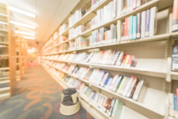 Amerikan halk kütüphanesinde adım dışkı ile kitaplık Bulanık arka plan koridoru — Stok fotoğraf