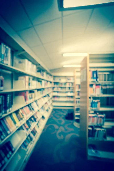 Przefiltrowane obraz niewyraźne tło korytarza z regału ze stołek w bibliotece publicznej w USA — Zdjęcie stockowe