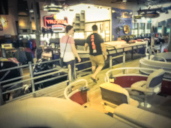 Розмиті фону клієнта покупки для човна в салоні в Америці — стокове фото