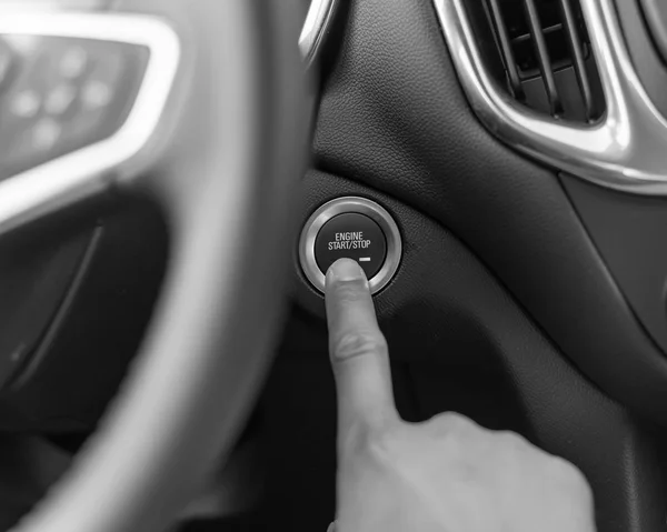 Szűrt kép kézzel nyomja meg a Start stop gombot a kulcsnélküli autó — Stock Fotó
