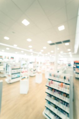 Amerikan güzellik mağazasında filtrelenmiş görüntü bulanık arka plan kozmetik ve makyaj malzemeleri