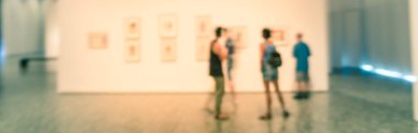 Panorama görünümü bulanık arka plan insanlar ABD'de müzede güzel sanatlar ekran bakıyor