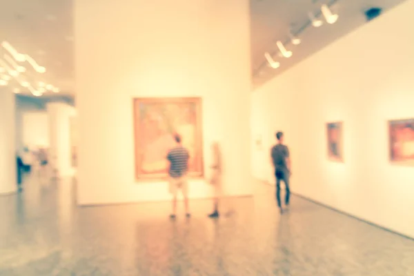 Suddig bakgrund människor som tittar på Fine Art Visa på Museum i Amerika — Stockfoto