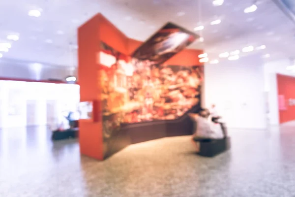 Gente de fondo borrosa mirando exhibición de bellas artes en el museo en América — Foto de Stock