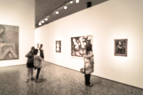 Imagen filtrada borrosa gente de fondo mirando la exhibición de bellas artes en el museo en EE.UU. — Foto de Stock