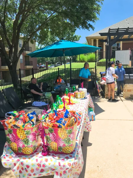 Nourriture barbecue et collations à l'événement de fête de piscine résident au complexe d'appartements près de Dallas — Photo