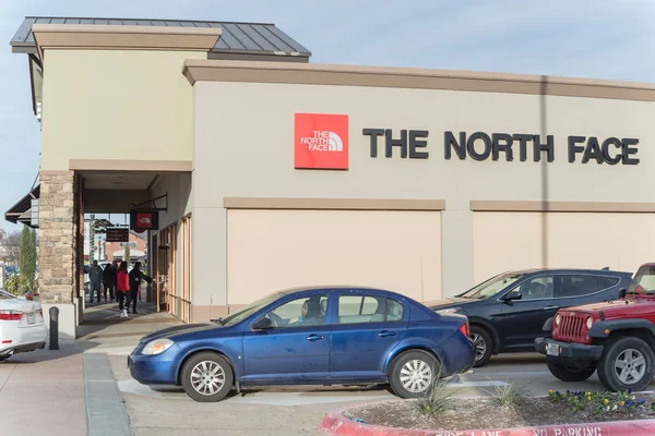 Clientes caminando por la tienda The North Face en tiendas outlet en Texas, Estados Unidos — Foto de Stock
