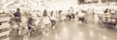 Amerika'da toptan büyük kutu mağazasında panoramik görünüm bulanık arka plan meşgul ödeme hattı