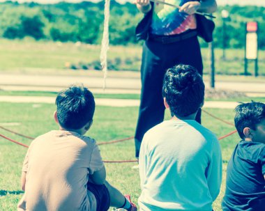 Filtreli görüntü yakın çekim arka görüş çok kültürlü çocuklar açık hava oyunu çim çayır