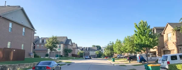 Panoramisch uitzicht nieuwe gevestigde wijk houess in de buitenwijken Dallas, Texas — Stockfoto