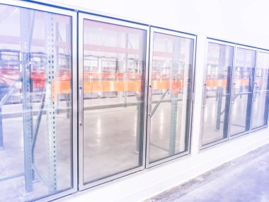 Toptan büyük kutu mağazasında boş ticari buzdolabı Satır