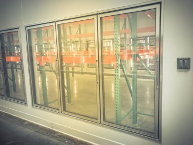 Toptan büyük kutu mağazasında elektrik prizi ile boş ticari buzdolapları