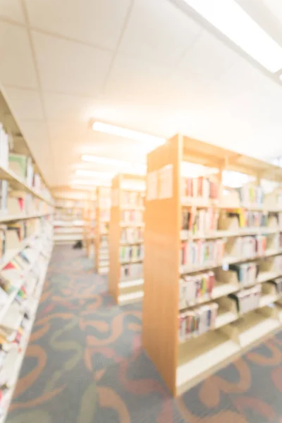 Fond flou allée de bibliothèque avec tabouret à la bibliothèque publique américaine — Photo