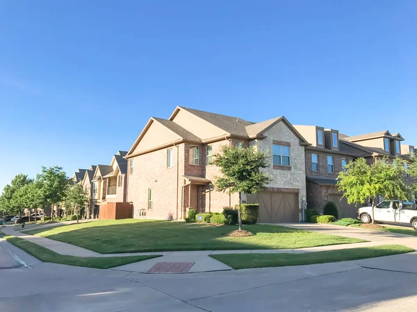 Nueva casa de barrio establecida en las afueras de Dallas, Texas — Foto de Stock