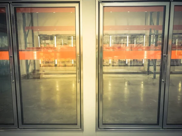 Fila di frigoriferi commerciali vuoti nel grande magazzino all'ingrosso — Foto Stock