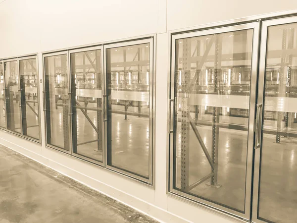 Vintage tone row of empty commercial fridges at wholesale big-box store — Stock Photo, Image