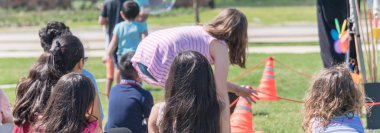 Panoramik yakın çekim arka görüş çok kültürlü çocuklar açık hava oyunu çim çayır