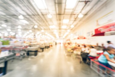 Amerikan toptan mağazasında gıda mahkemesinde bulanık arka plan müşteri yemek