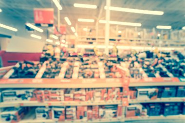 Amerikan ev geliştirme mağazasında elektrikli el aletleri bulanık arka plan çeşitliliği