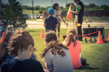 Açık hava oyunu çim çayır üzerinde yakın çekim arka görüş çok kültürlü çocuklar