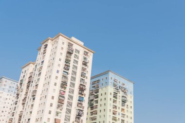 Hanoi, Vietnam mavi gökyüzü üzerinde asılı giysiler ile Arama tipik kınamak