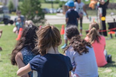 Açık hava oyunu çim çayır üzerinde yakın çekim arka görüş çok kültürlü çocuklar